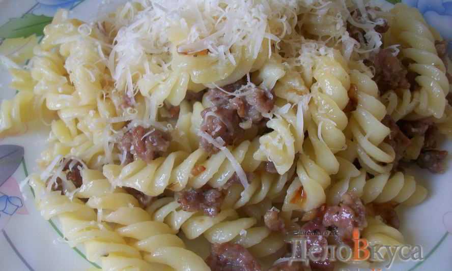 Рецепт паста с луком и сальсиччи