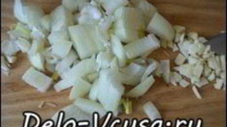 паста с луком и сальсиччи