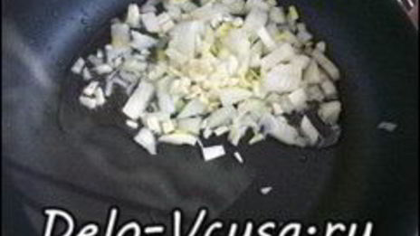 паста с луком и сальсиччи