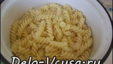 паста с луком и сальсиччи