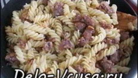 паста с луком и сальсиччи