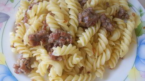 паста с луком и сальсиччи