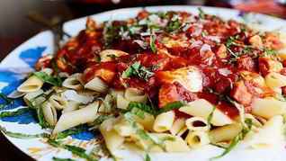 Паста с моцареллой и курицей