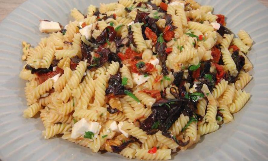 Рецепт паста с орехами, помидорами и свекольными листьями