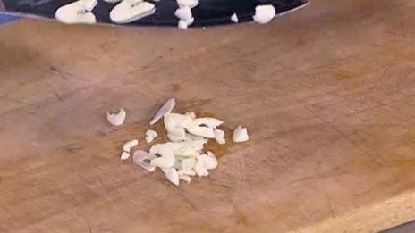 паста с орехами, помидорами и свекольными листьями