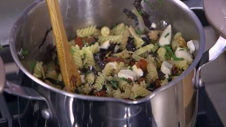 паста с орехами, помидорами и свекольными листьями