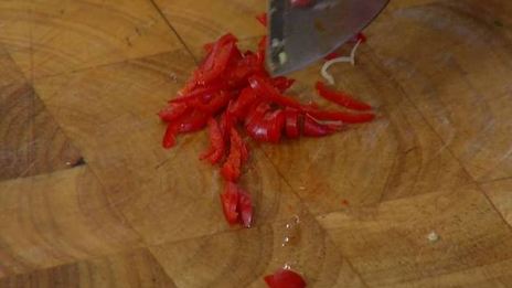 паста с орехами, помидорами и свекольными листьями