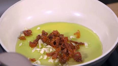 паста с орехами, помидорами и свекольными листьями