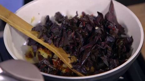 паста с орехами, помидорами и свекольными листьями