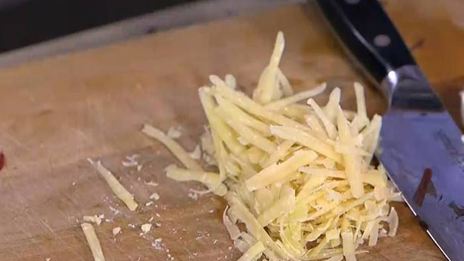 паста с орехами, помидорами и свекольными листьями