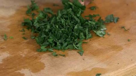 паста с орехами, помидорами и свекольными листьями