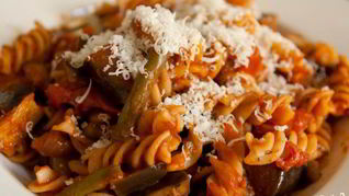 Паста с овощами в томатном соусе