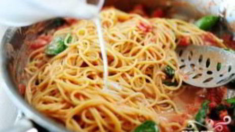 паста с соусом из сыра и томатов