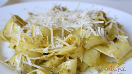 паста с соусом песто и сыром пармезан