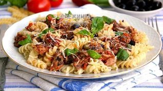 Паста с тунцом и томатным соусом с вином, маслинами и каперсами