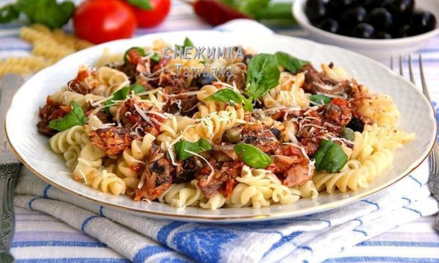 Рецепт паста с тунцом и томатным соусом с вином, маслинами и каперсами