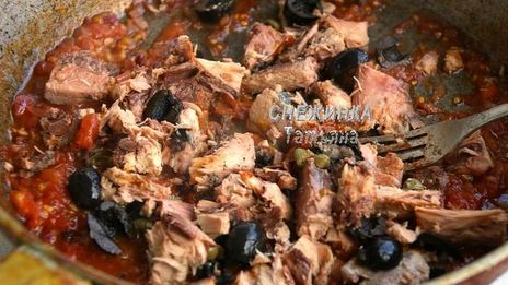 паста с тунцом и томатным соусом с вином, маслинами и каперсами