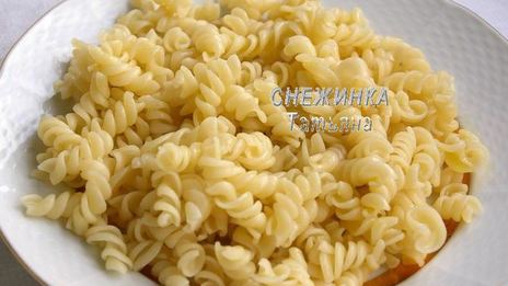 паста с тунцом и томатным соусом с вином, маслинами и каперсами