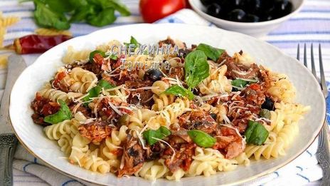 паста с тунцом и томатным соусом с вином, маслинами и каперсами