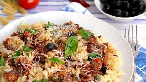 паста с тунцом и томатным соусом с вином, маслинами и каперсами