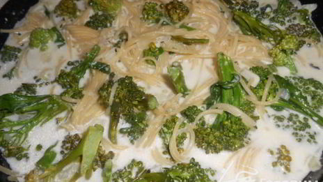 паста со сметанным соусом и брокколи