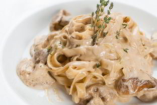 Паста тальятелле с соусом из грибов и курицы