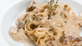 Паста тальятелле с соусом из грибов и курицы