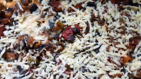 паста, запеченная со сливочно-куриным соусом и капонатой