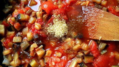 паста, запеченная со сливочно-куриным соусом и капонатой