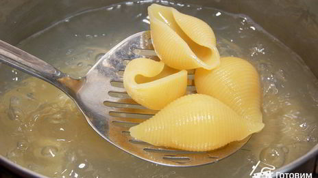 ракушки, фаршированные пшенной кашей и грибами