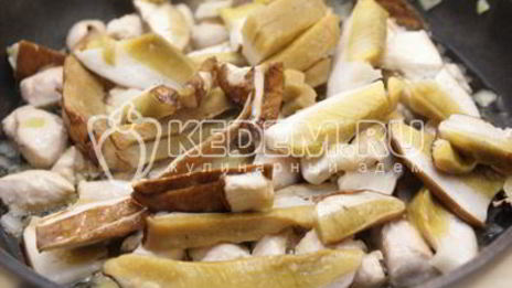 спагетти с грибами и курицей