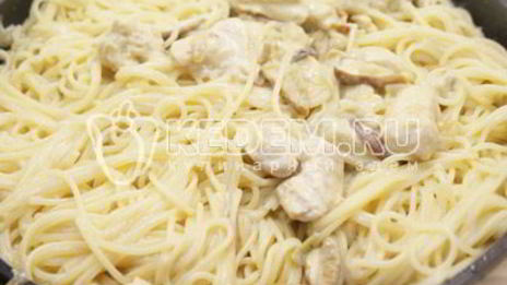 спагетти с грибами и курицей