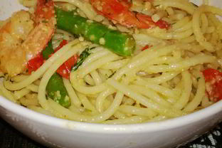 Спагетти с креветками и спаржей