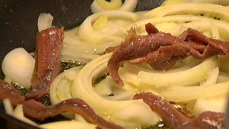 спагетти с луком и анчоусами