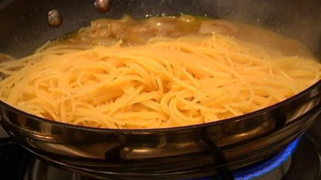 спагетти с луком и анчоусами