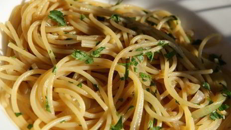 спагетти с луком и анчоусами