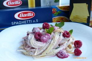 Спагетти с малиной в сливочно-медовом соусе