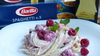 Спагетти с малиной в сливочно-медовом соусе