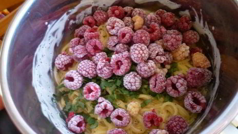 спагетти с малиной в сливочно-медовом соусе