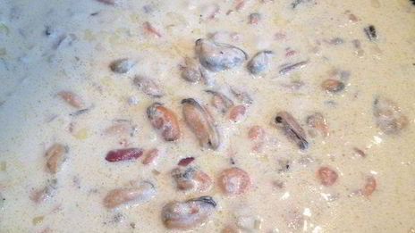 спагетти с морепродуктами в чесночно-сливочном соусе