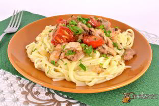 Спагетти с обжаренной курицей и черри