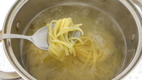 спагетти с обжаренной курицей и черри