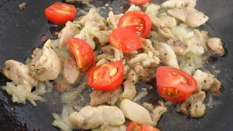 спагетти с обжаренной курицей и черри