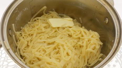 спагетти с обжаренной курицей и черри