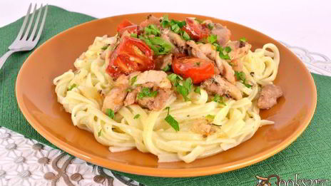 спагетти с обжаренной курицей и черри