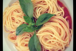 Спагетти с помидорами черри и базиликом