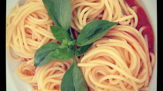 Спагетти с помидорами черри и базиликом