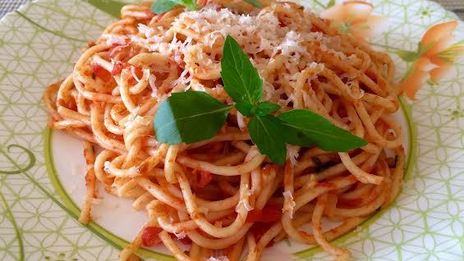 спагетти со свежими помидорами