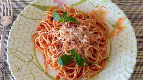 спагетти со свежими помидорами