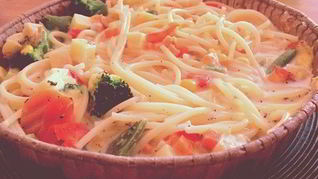 Спагетти, запеченные с овощами в сливочном соусе